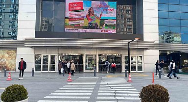 Kayseri Park'ın önündeki asfalt depremde yarıldı iddiası