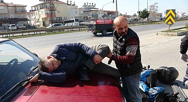 Kazada otomobil üzerine düşen yaralının hali görenleri hayrete düşürdü