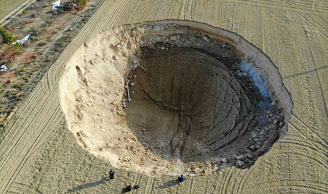 Konya'da iki fay arasında 37 metre çapında obruk oluştu