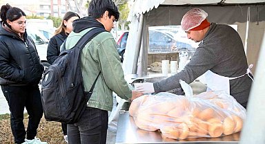 Manavgat Belediyesi'nden öğrencilere sıcak çorba