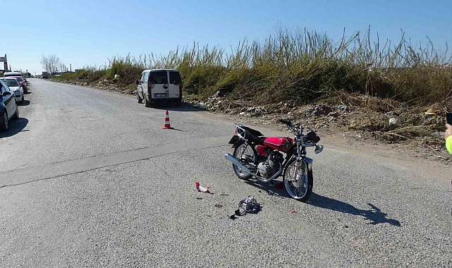 Manavgat'ta hafif ticari araçla motosiklet çarpıştı: 1 yaralı