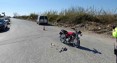 Manavgat'ta hafif ticari araçla motosiklet çarpıştı: 1 yaralı