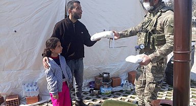 Mehmetçik arama kurtarma çalışmalarının yanı sıra hijyen kiti dağıtımı da yapıyor