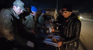 Mehmetçik deprem bölgesinde sıcak yemek dağıtımına devam ediyor