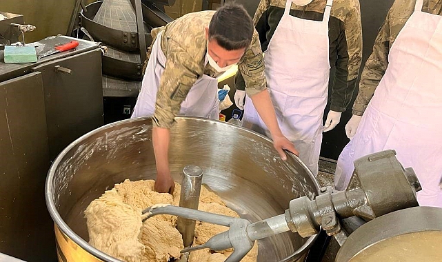 Mehmetçik, depremzedeler için ekmek üretimine