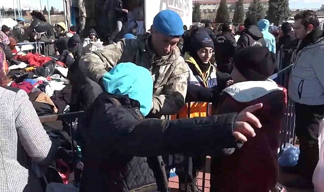 Mehmetçik, Kahramanmaraş'ta gıda ve yiyecek yardımına devam ediyor