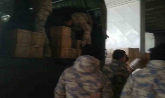 Mehmetçik, yardım malzemelerini intikalin zor olduğu bölgelere ulaştırıyor