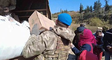 Mehmetçik yardımları vatandaşlara ulaştırmaya devam ediyor