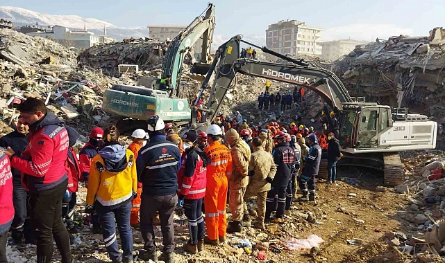 Melike İmamoğlu, AFAD ve Mehmetçik tarafından 222. saatte enkazdan çıkarıldı