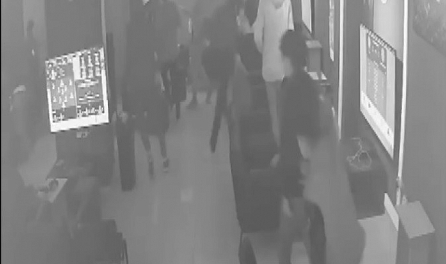 Mersin'de depremin panik anları güvenlik kameralarına yansıdı