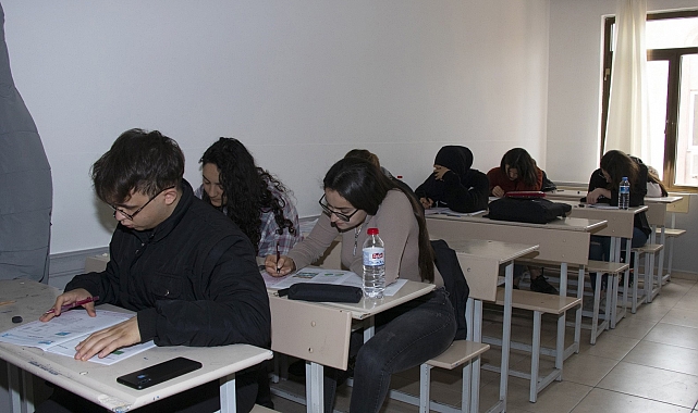 Mersin'de depremzede öğrenciler kurs merkezlerinde sınava hazırlanıyor