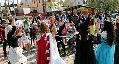 Mersin'deki depremzede çocuklar depremin etkilerini eğlenerek atıyor