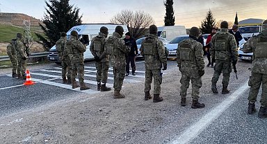 MSB: "10'uncu Komando Tugayımız Adıyaman'da araçların emniyetli geçişlerini sağlamaya devam ediyor."