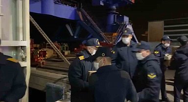 MSB: "TCG İskenderun, İskenderun Limanı'na yardım malzemelerini teslim etti"