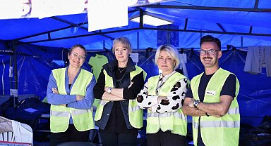 Muratpaşa'daki yardım toplama merkezinde yerleşik yabancılar da gönüllü