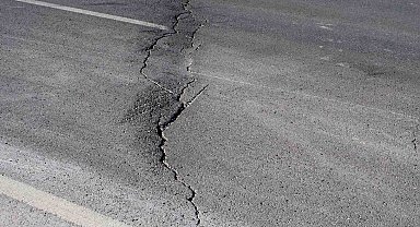 Niğde ve Konya depreminde Aksaray'da yol ve araziler yarıldı