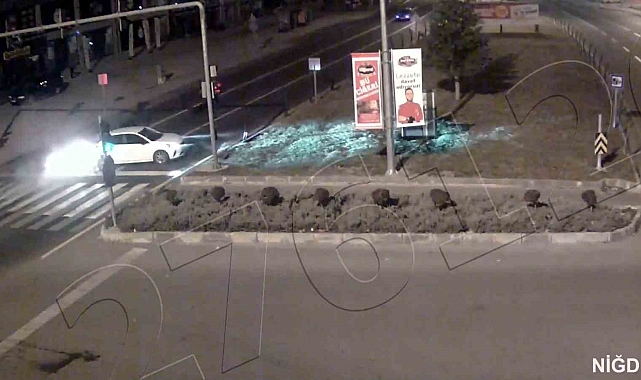 Niğde'de ışıkta bekleyen araca çarptı
