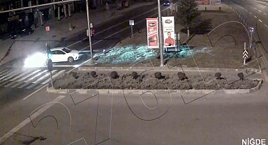 Niğde'de ışıkta bekleyen araca çarptı