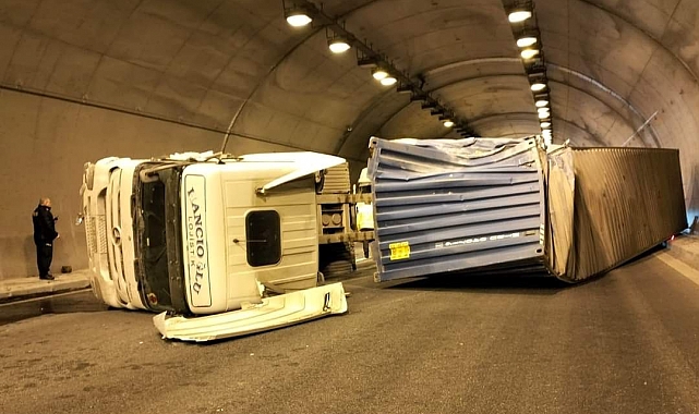 Niğde'de tünelde tır devrildi, otoyol trafiğe kapatıldı