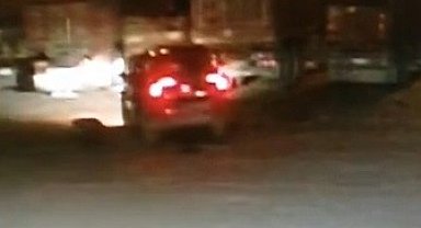 Park halindeki araçta patlama olunca camdan çıkıp kaçtılar