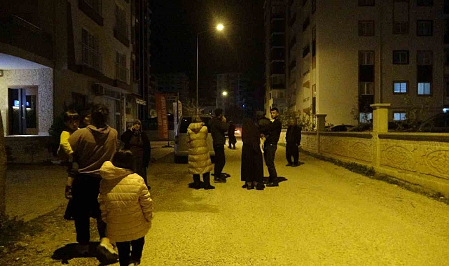 Peş peşe depremler Adana'da vatandaşları sokağa döktü