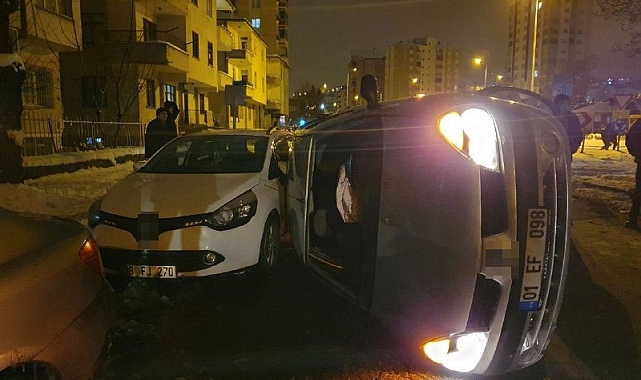 Refüje çarpan otomobil park halindeki aracın üzerine devrildi