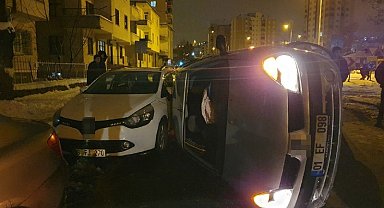 Refüje çarpan otomobil park halindeki aracın üzerine devrildi