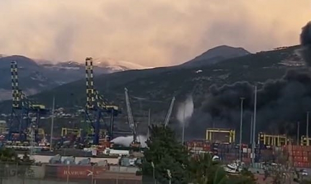T70 yangın söndürme helikopterinin İskenderun Limanı'ndaki yangına müdahalesi