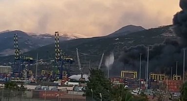 T70 yangın söndürme helikopterinin İskenderun Limanı'ndaki yangına müdahalesi