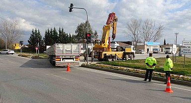 Tırın dorsesi çekiciden ayrıldı, facianın eşiğinden dönüldü