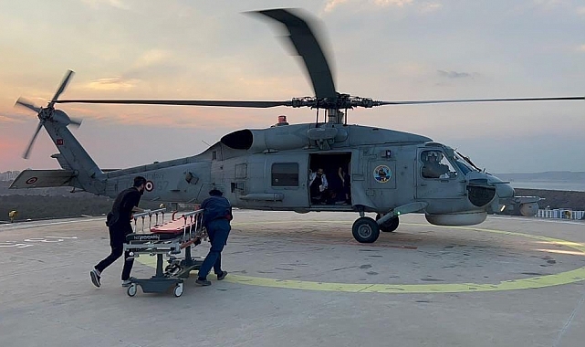 Yaralı depremzede askeri helikopterle hastaneye nakledildi