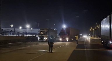 Yardım araçlarının arasına karışan tırdan 7 buçuk milyonluk kaçak sigara ele geçirildi
