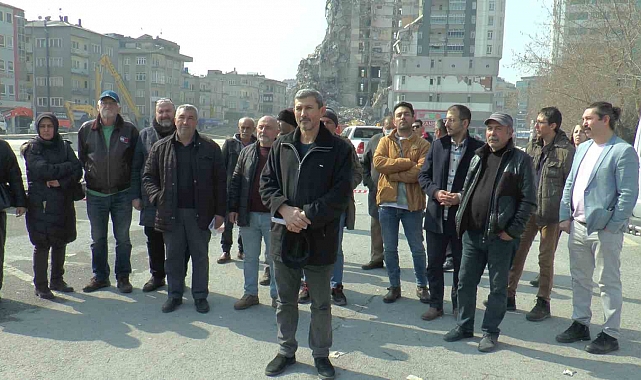 Yıkılan binanın sakinleri yardım bekliyor