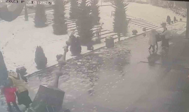 Yıkılan minarenin altında kalmaktan son anda kurtuldular