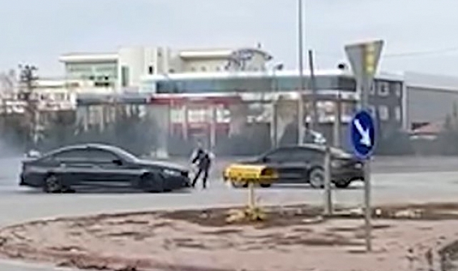 Yol ortasına park ettikleri otomobil etrafındaki drift terörü kamerada