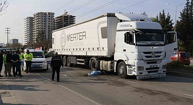 Yolun karşısına geçmek isterken tırın altında kalan kişi öldü