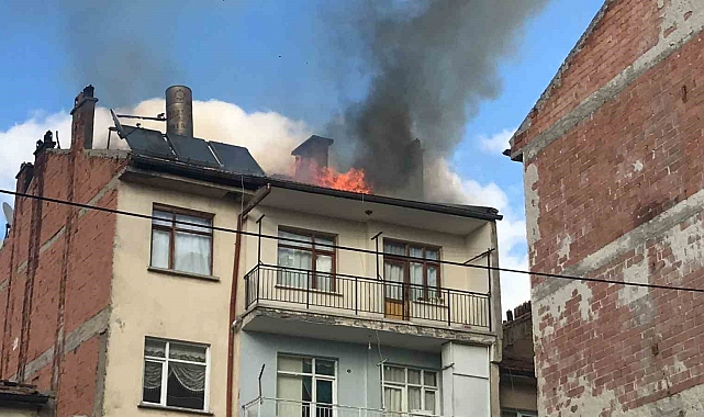 Binanın çatısı alev alev yandı