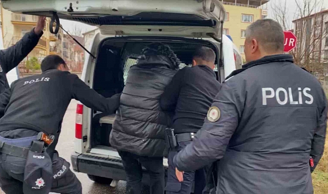 Dini nikahlı eşini bıçakla yaralayıp, araçlara zarar veren şahıs tutuklandı