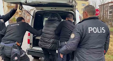 Dini nikahlı eşini bıçakla yaralayıp, araçlara zarar veren şahıs tutuklandı