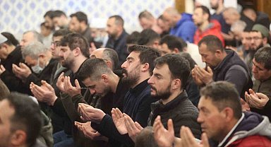 Diyanet İşleri Başkanı Erbaş, Hacı Bayram Camii'nde depremzedelerle bir araya geldi