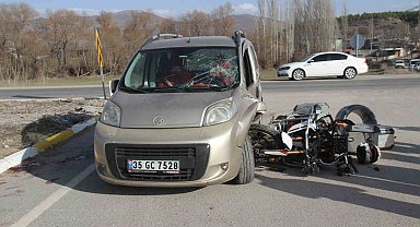 Hafif ticari araç ile motosiklet çarpıştı: 1 ölü