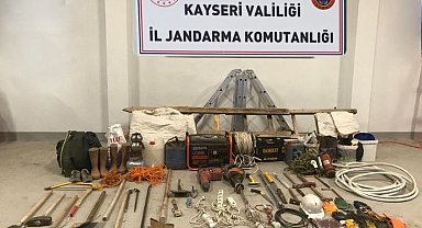 Jandarmadan izinsiz kazı yapan şahıslara suçüstü: 4 gözaltı