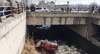 Kanala uçan otomobilden burunları kanamadan çıktılar