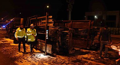 Kayseri'de feci kaza: Yanan tırın sürücüsünü polis kurtardı