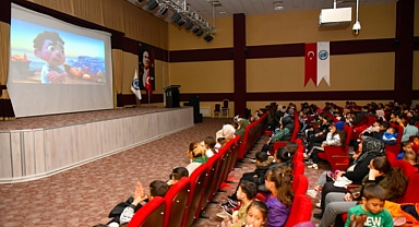 KMÜ öğrencilerinden minik çocuklara Bi’Dolu Eğlence’