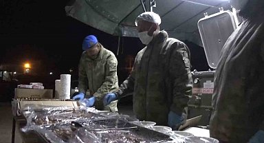 Mehmetçik Berat Kandili'nde vatandaşlara tatlı ikram etti
