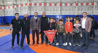 Minik güreşçiler madalyalarını aldı