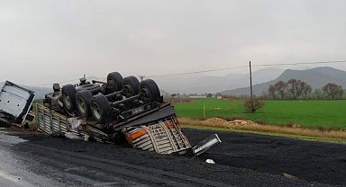 Nallıhan Ankara yolunda tır şarampole devrildi: 1 yaralı
