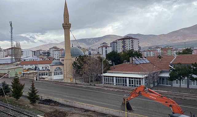 Niğde'de depremde hasar alan minare yıkıldı