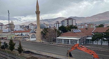Niğde'de depremde hasar alan minare yıkıldı